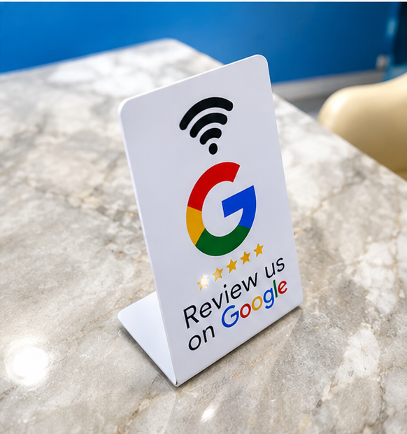 Biała stojąca karta NFC na podstawce na blacie